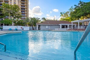 Una piscina al aire libre