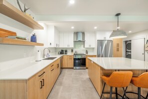 Mikrobølgeovn, ovn, kokeplater og oppvaskmaskin