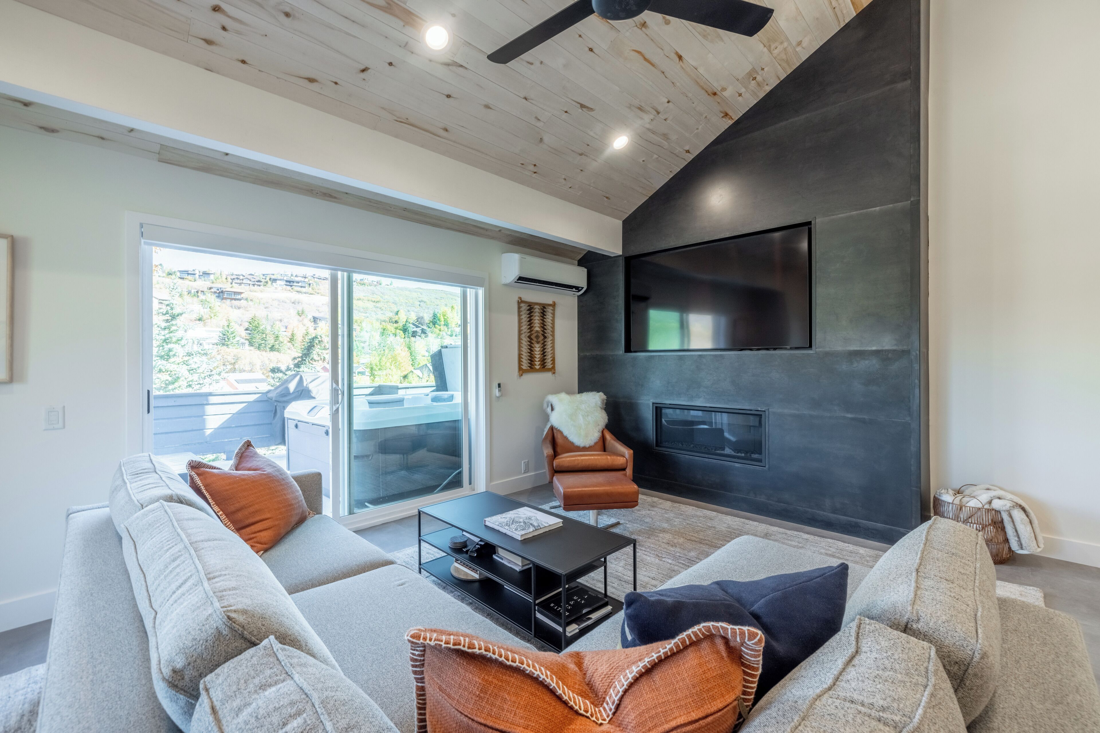 Televisie en een open haard