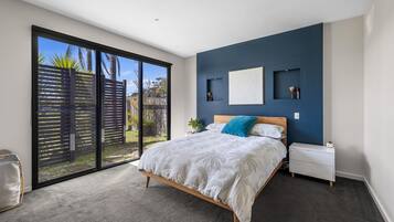 4 bedrooms, desk, iron/ironing board, WiFi