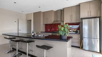 Frigorífic, microones, forn i placa de cuina