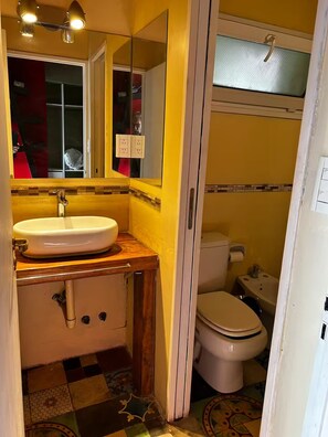 Toallas, jabón, papel de baño 