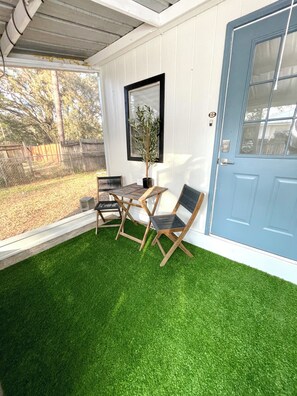 Terrace/patio - Cozy & Private Guest House / Secluded Retreat (Seffner)