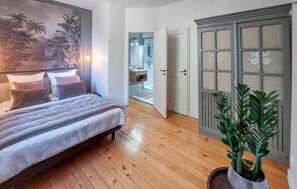 4 bedrooms, iron/ironing board, travel cot, free WiFi