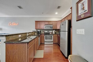 Microondas, horno, parrilla de estufa y lavavajillas