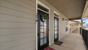 Un corredor cubierto con puertas numeradas 305 y 306, un letrero de bienvenida y un felpudo con el texto 'Florida State Seminoles'.