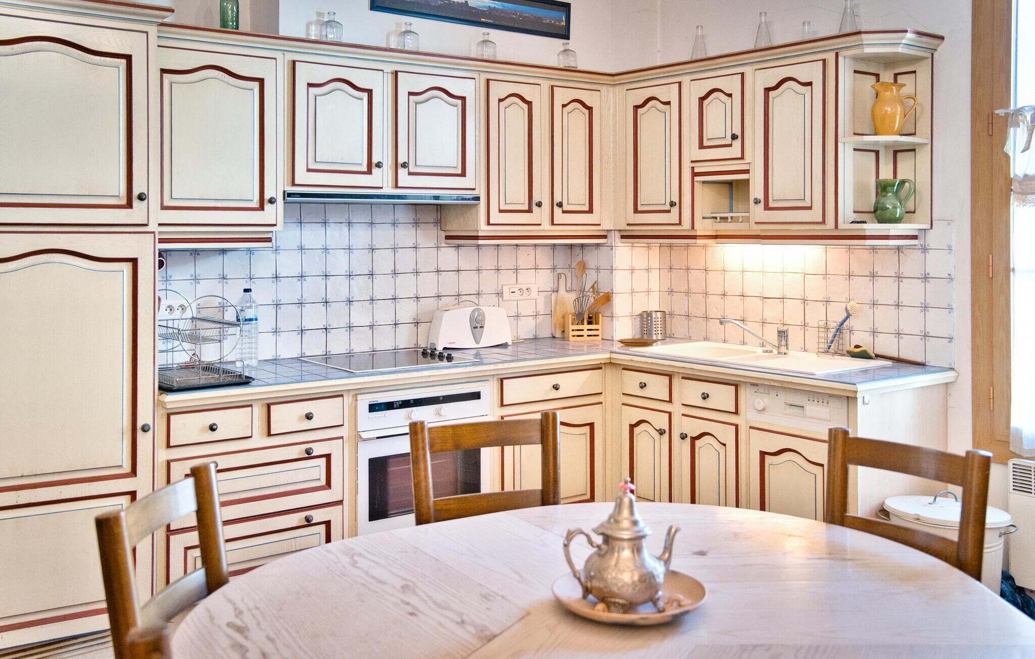 Fridge, oven, dishwasher, coffee/tea maker