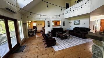 TV connectée, cheminée, chaßne hi-fi