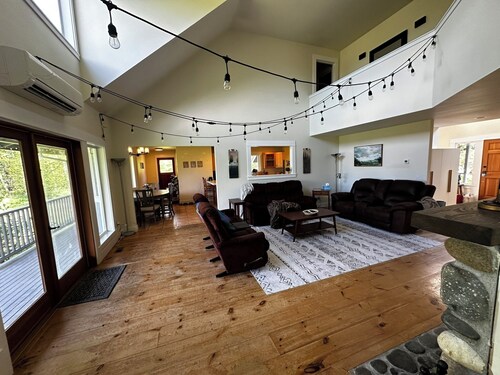 Spacious 5-bedroom farmhouse close to everything on Whidbey Island with hot tub!