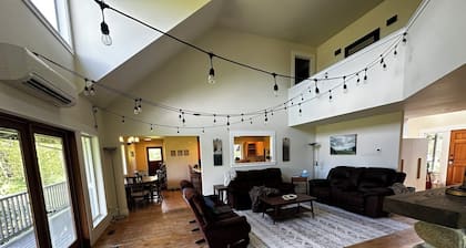 Spacious 5-bedroom farmhouse close to everything on Whidbey Island with hot tub!