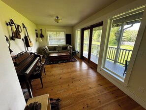 Smart TV, fireplace, stereo