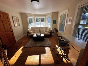 Smart-tv, eldstad och en stereo