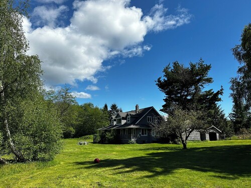 Spacious 5-bedroom farmhouse close to everything on Whidbey Island with hot tub!