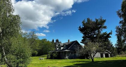 Spacious 5-bedroom farmhouse close to everything on Whidbey Island with hot tub!