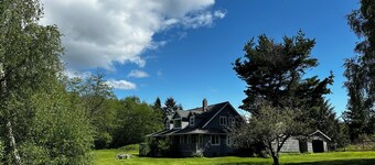 Spacious 5-bedroom farmhouse close to everything on Whidbey Island with hot tub!