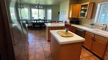 KĂŒhlschrank, Mikrowelle, Ofen, Herdplatte