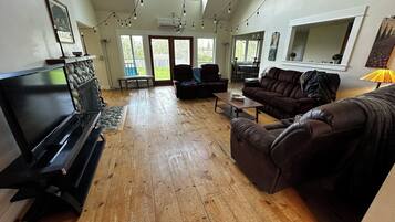 TV connectée, cheminée, chaßne hi-fi