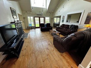 Smart TV, fireplace, stereo