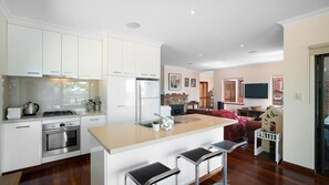 Kjøleskap, ovn, oppvaskmaskin og kaffetrakter/tekoker