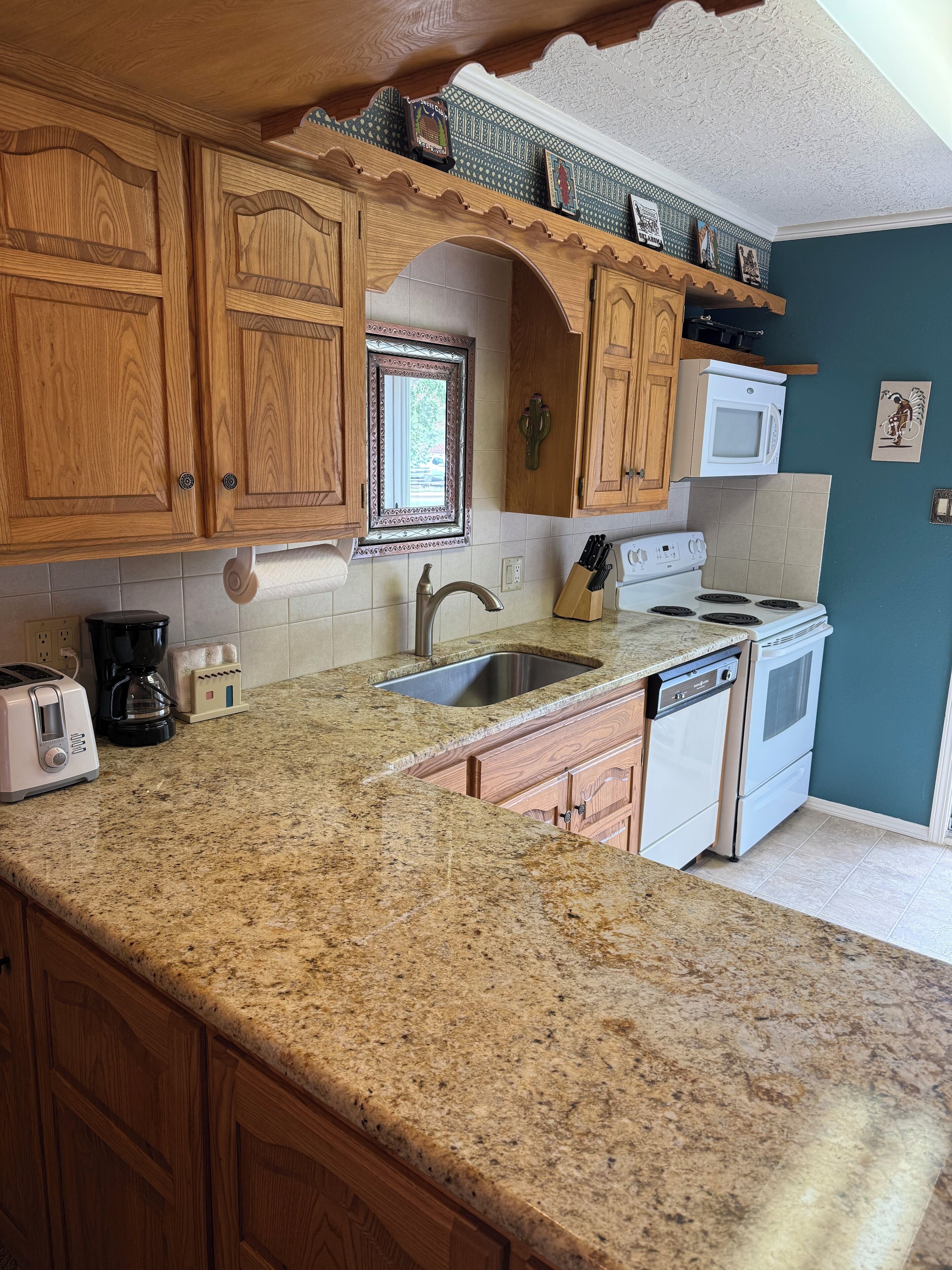 冷蔵庫、電子レンジ、オーブン、コンロ