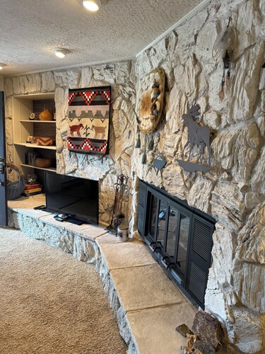 Red River Getaway 2 - Ski In/Out, Cozy Townhome, Best Location, Sleeps 7