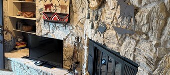 Red River Getaway 2 - Ski In/Out, Cozy Townhome, Best Location, Sleeps 7