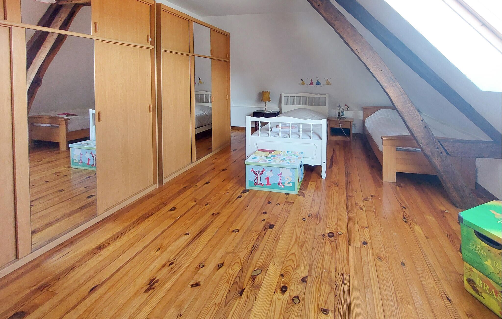 4 habitaciones, tabla de planchar con plancha y cuna de viaje 