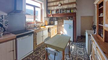 Fridge, oven, stovetop, dishwasher