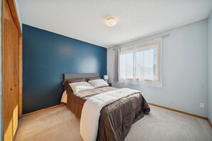 4 bedrooms, desk, iron/ironing board, free WiFi