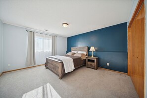 4 室のベッドルーム、デスク、アイロン / アイロン台、WiFi (無料)