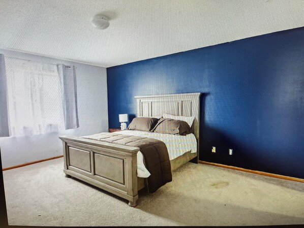 4 quartos, escrivaninha, ferros/tábuas de passar roupa