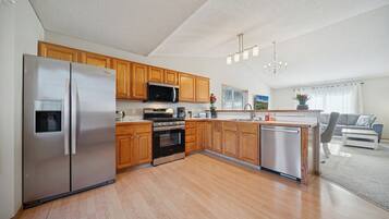 冷蔵庫、電子レンジ、コンロ、食器洗い機