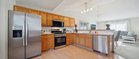 Réfrigérateur, micro-ondes, plaque de cuisson, lave-vaisselle