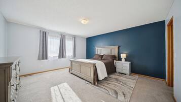 4 slaapkamers, een bureau, een strijkplank/strijkijzer, gratis wifi