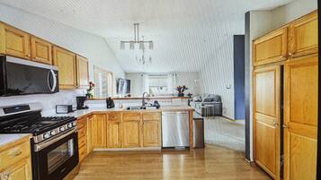 Geladeira, micro-ondas, cooktop, lava-louças