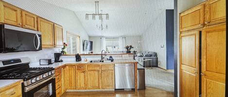 Réfrigérateur, micro-ondes, plaque de cuisson, lave-vaisselle