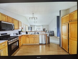 Geladeira, micro-ondas, cooktop, lava-louças