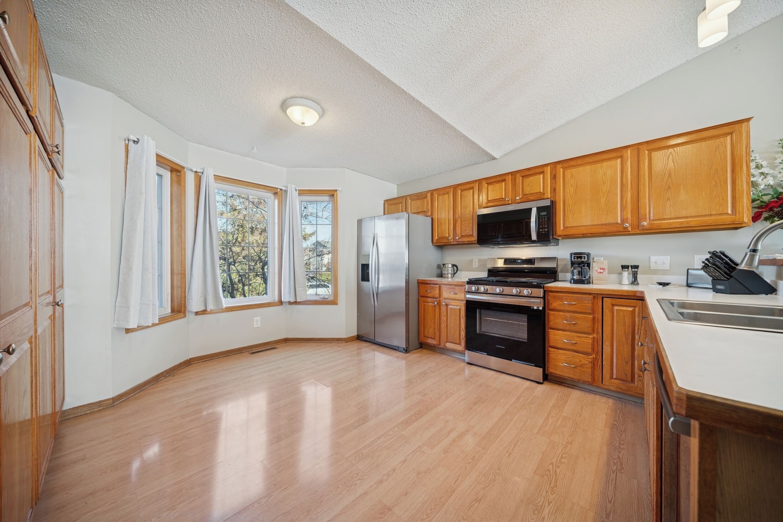 Fridge, microwave, stovetop, dishwasher