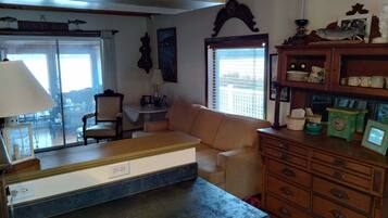 Televisión y chimenea