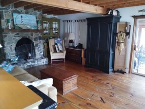 Televisión y chimenea