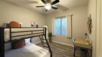 4 makuuhuonetta, silitysrauta/-lauta, internet, vuodevaatteet