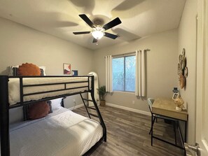 4 makuuhuonetta, silitysrauta/-lauta, internet, vuodevaatteet