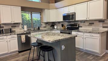 Mikrowelle, Ofen, Herdplatte, Geschirrspüler