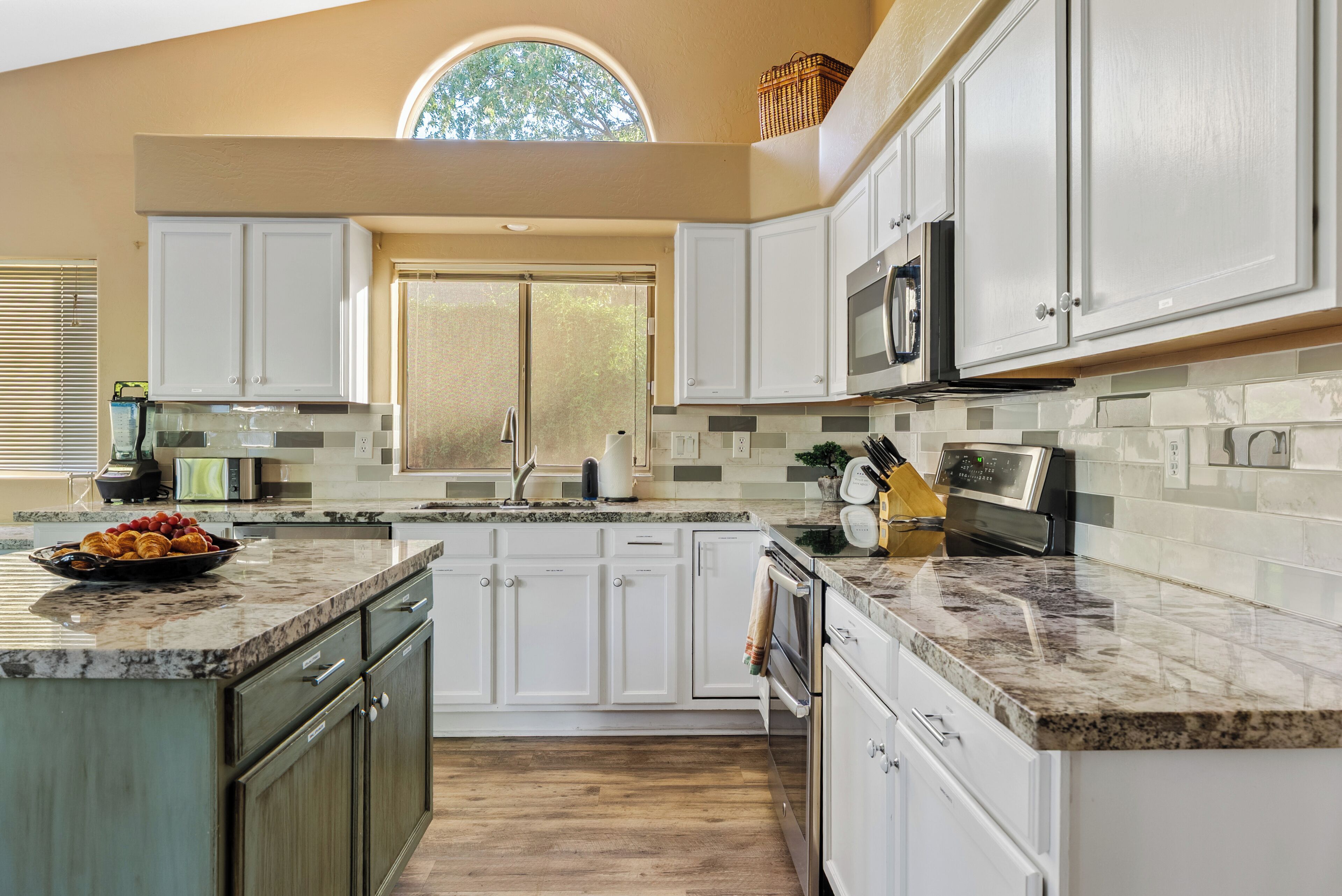 Microondas, horno, parrilla de estufa y lavavajillas 