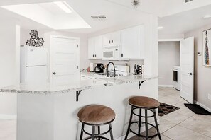 冷蔵庫、電子レンジ、オーブン、コンロ