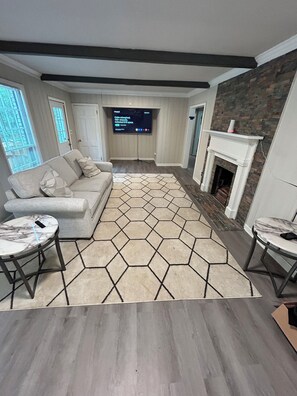 Smart-TV, peis og bøker