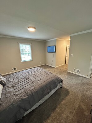 3 bedrooms, iron/ironing board, travel crib, free WiFi