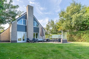 House | Garden - Charming Villa Situated on the Water (De Koog)