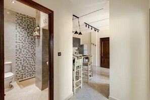 Sèche-cheveux, bidet, serviettes fournies, savon