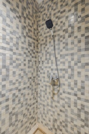 Secador de cabelo, bidê, toalhas de banho, sabonete